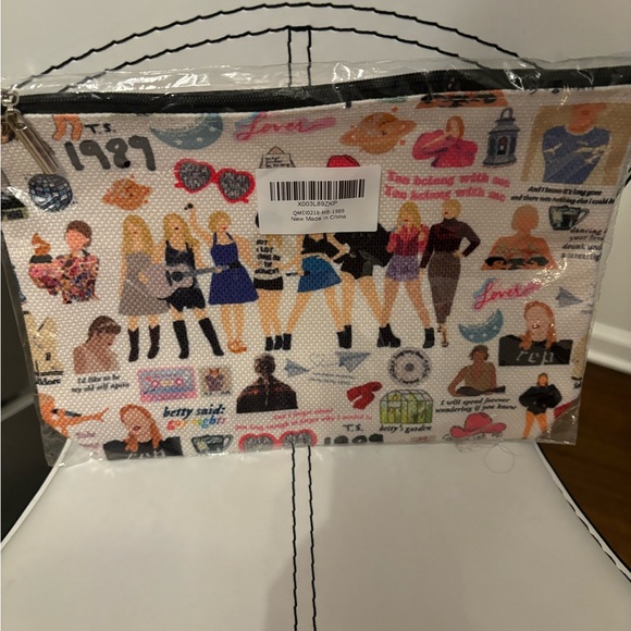 🎤 Taylor Swift bundle 🎤- 2 pouches, croc giblets, straw covers - Picture 8 of 8